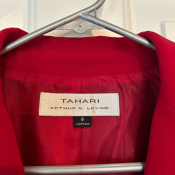 Tahari beautiful deep red women’s blazer jacket. flattering cut-style - size 8 - Picture 4 of 14